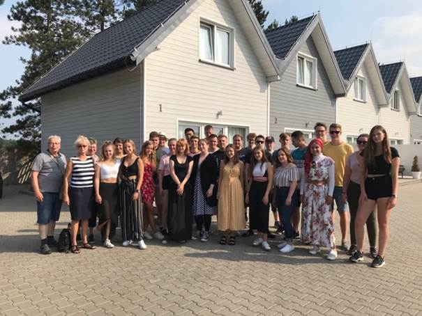 Schüler vor der Villa Old Tree Schüler aus Dessau-Roßlau